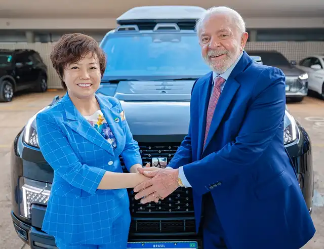 La automotriz china BYD invertirá 1.100 millones de dólares en Brasil para construir una megafábrica de autos eléctricos. Foto: Ricardo Stuckert / PR   