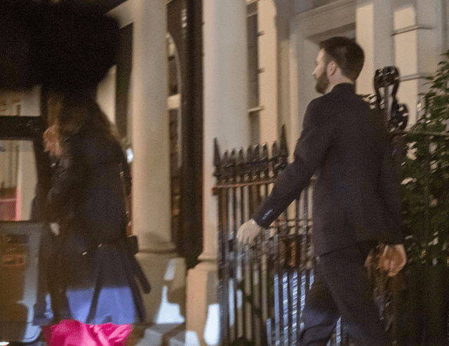 Chris Evans y Lily James son captados juntos en una cena romántica en Londres y entrando a un lujoso hotel. Foto: Captura Twitter.