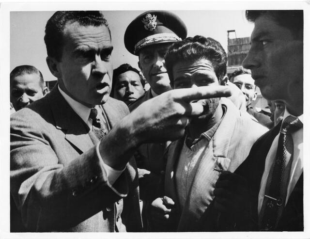 Nixon enfrentado por los estudiantes.