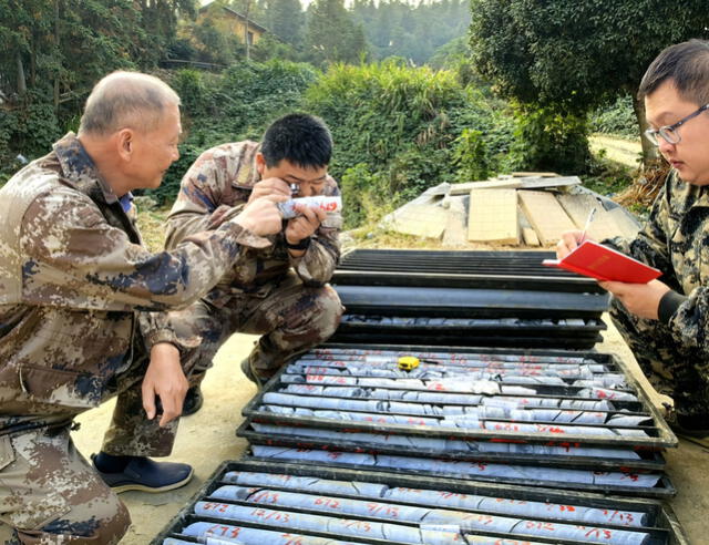 Especialistas del Instituto de Monitoreo y Estudios de Desastres Geológicos de la provincia de Hunan examinan muestras de rocas en el yacimiento aurífero de Wangu, en la provincia de Hunan. Foto: Xinhua/Su Xiaozhou   