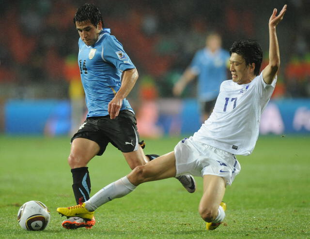 Nicolas Lodeiro y Lee Chung-Yong durante la victoria de Uruguay 2-1 ante Corea del Sur en el Mundial 2010. Foto: AFP