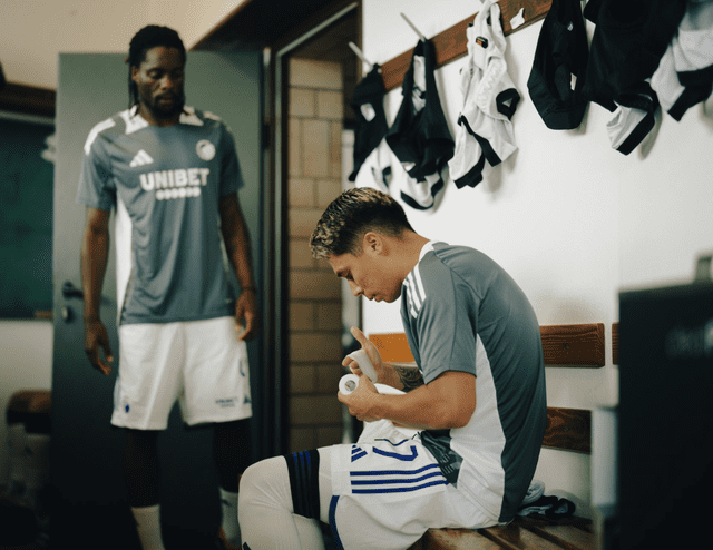 Rodrigo Huescas en el vestidor del Copenhague antes de su debut en un partido amistoso. Foto: X/ @FCKobenhavn<br>   