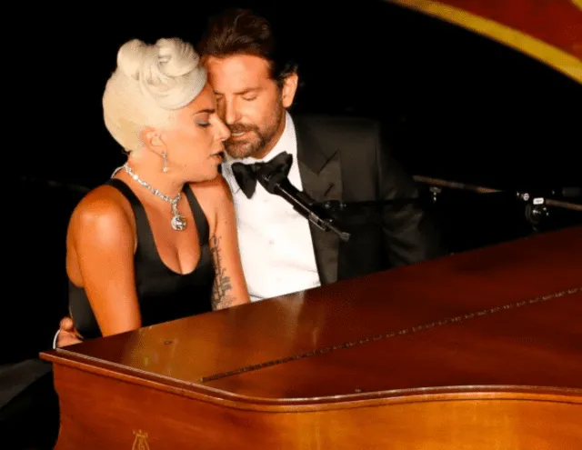 Lady Gaga y Bradley Cooper interpretando "Shallow".