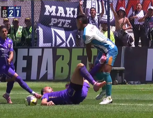 Hernán Barcos fue expulsado en el segundo tiempo de la derrota de Alianza Lima. Foto: L1 MAX Hernán Barcos fue expulsado en el segundo tiempo de la derrota de Alianza Lima. Foto: L1 MAX