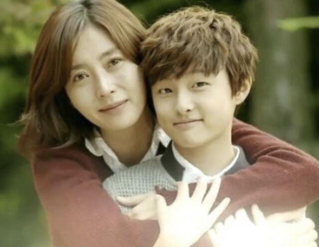 Yoon Chan Young y la actriz Song Yoon Ah del drama Mamá (2014). Foto: Instagram