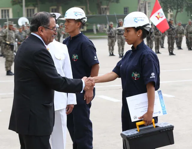 140 jóvenes del servicio militar voluntario se gradúan como técnicos electricistas