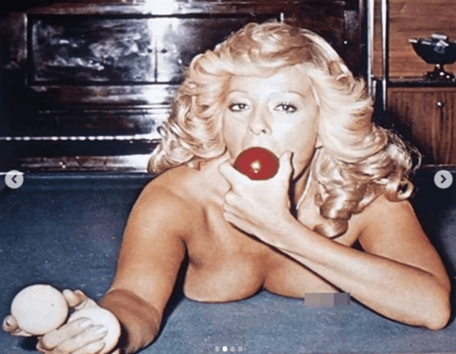 Silvia Pinal sobre una mesa de billar y comiendo una manzana.