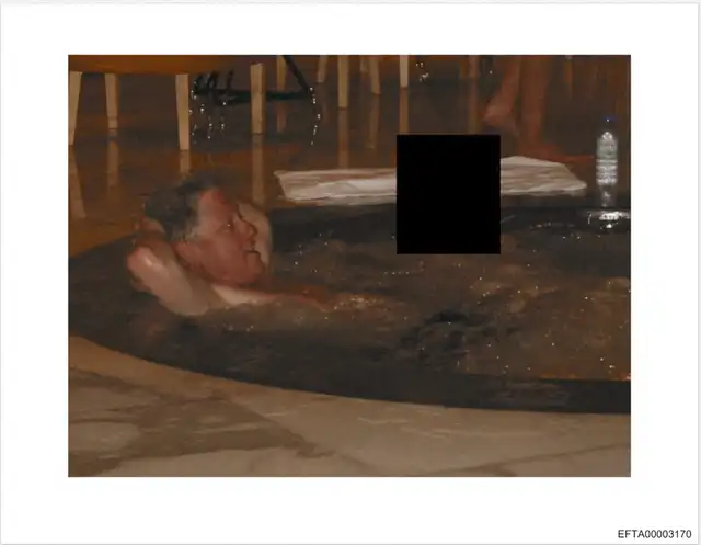  Fotografía en los archivos Epstein muestran al expresidente Bill Clinton en un jacuzzi en un lugar no revelado. Foto: Departamento de Justicia | AFP   