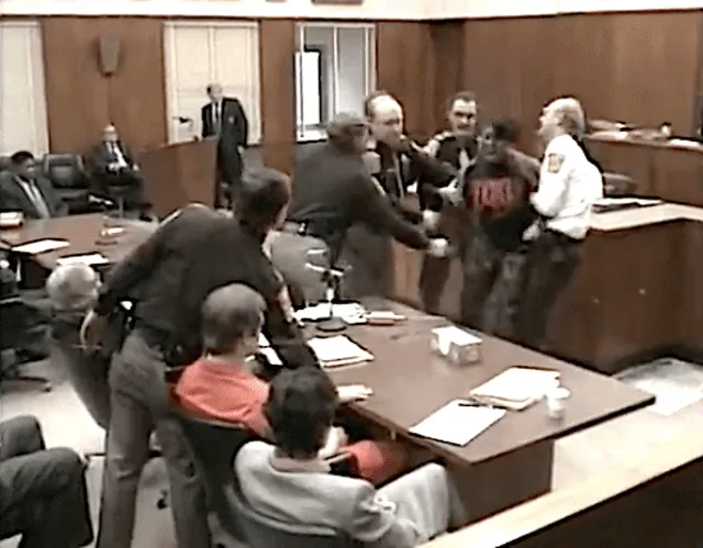 La hermana de una víctima chilla y se encara con Jeffrey Dahmer al final del juicio. Foto: YouTube