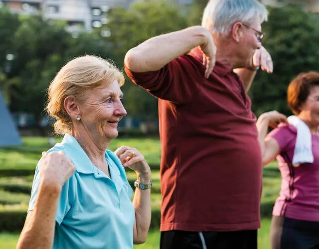 Personas de la tercera edad realizando deportes al aire libre. Foto: Freepik/Ref. 