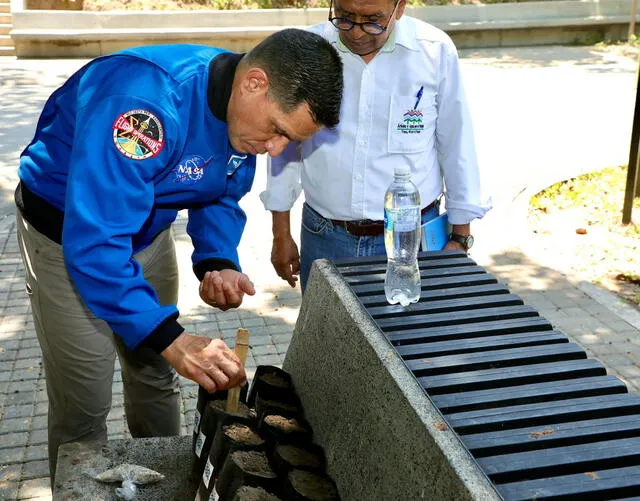 El astronauta salvadoreño Frank Rubio llevó semillas de maquilishuat al espacio y las sembró a su regreso. Foto: Foto: @USEmbassySV/X   