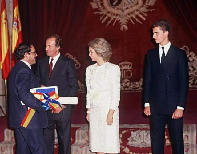 Azcueta saluda a los entonces reyes de España. Foto: Premios Princesa de Asturias.