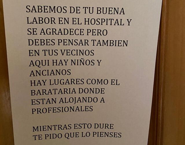 Cartel colocado en la puerta de Jesús, residente de médico de familia en el Hospital General La Mancha Centro. (Foto: El País)
