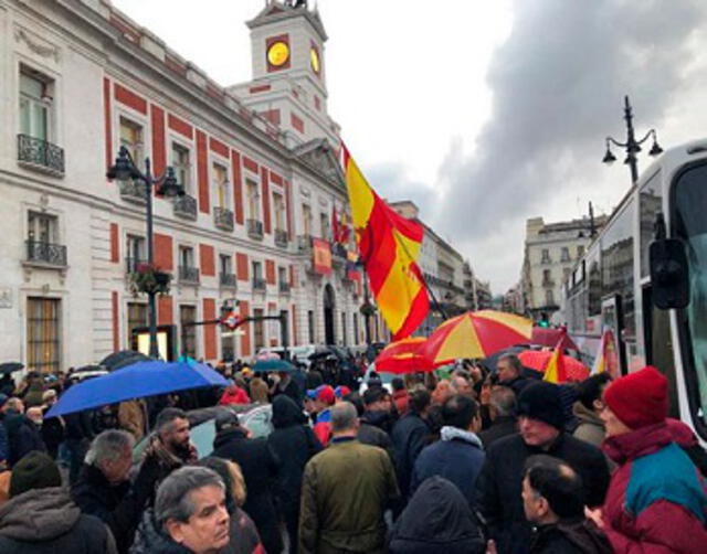 En la Puerta del Sol gran cantidad de venezolanos ya esperan a Guaidó. En horas de la tarde se prevé que el parlamentario se reúna con sus compatriotas. Foto: OK Diario