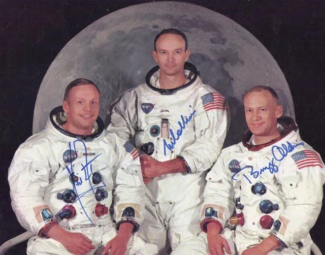 Fotografías con las firmas de los tripulantes del Apolo 11. (Foto: NASA)