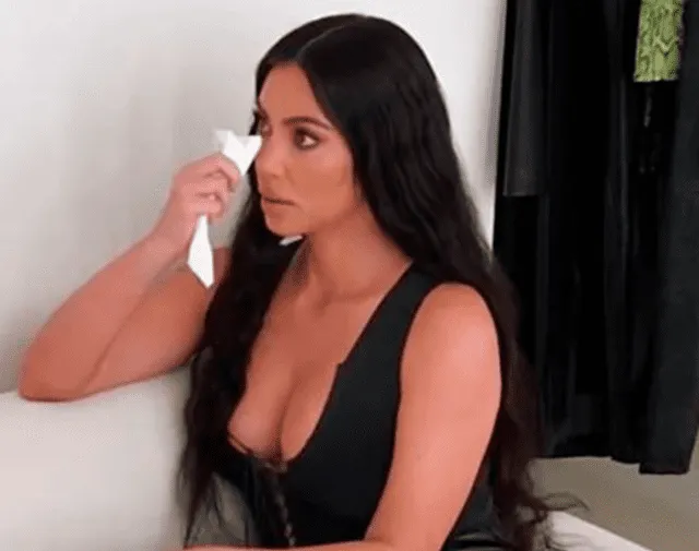 Kim Kardashian contando a sus familiares sobre la enfermedad que padece.