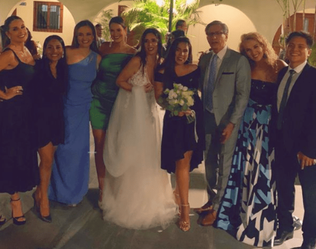  Verónica Linares junto a sus amigos en su boda. Foto: Instagram   