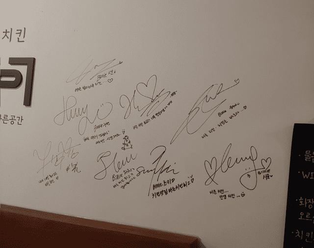 Firmas de amigos de Moonbin, de ASTRO, en restaurante familiar. Foto: Twitter/@Camhvill   