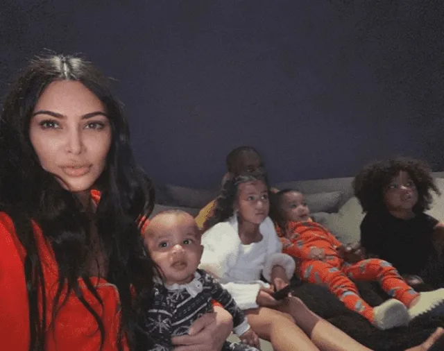 Kim Kardashian tiene cuatro hijos no mayores de siete años.