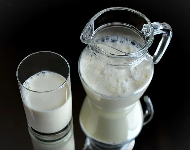  La leche desnatada es aquella que contiene un 0.5 % menos de grasa. Foto: Pxfuel   