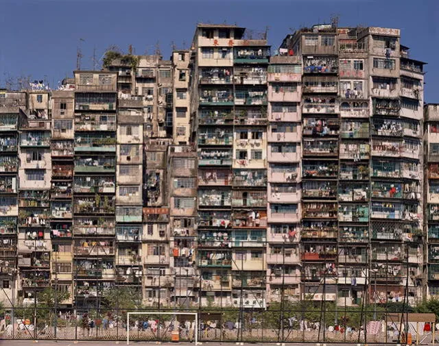  La calidad de vida en las condiciones sanitarias de la ciudad en particular se mantuvo muy por detrás del resto de Hong Kong. Foto: Ian Lambot   