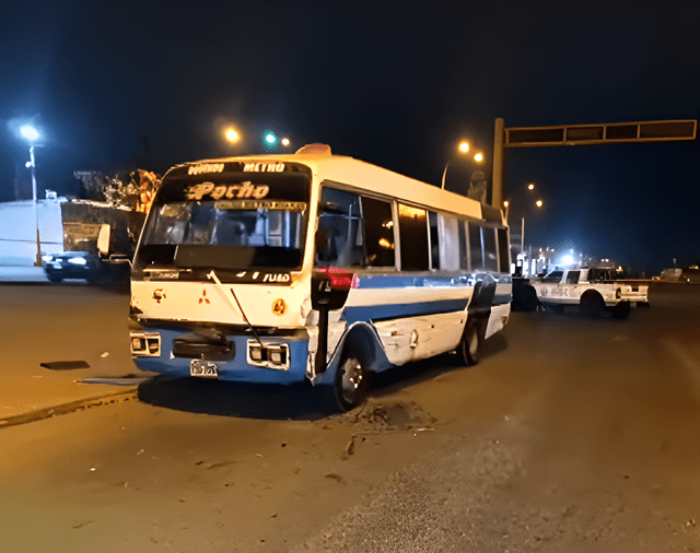 Lunas reventadas del vehículo a causa del explosivo. Foto: Latina   