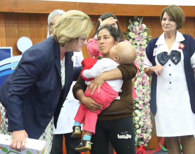 Primera dama Nancy Lange visita a niños pacientes del INEN
