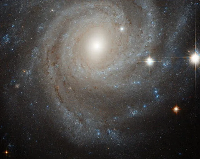 NGC 3344 es una galaxia relativamente aislada ubicada a 22,5 millones de años luz de distancia en la constelación de Leo Minor. Foto: ESA / Hubble & NASA