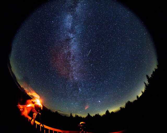 Lluvia de estrellas Perseidas del 2016. Fotografía tomada con un lente gran angular. Foto: NASA / Bill Ingalls