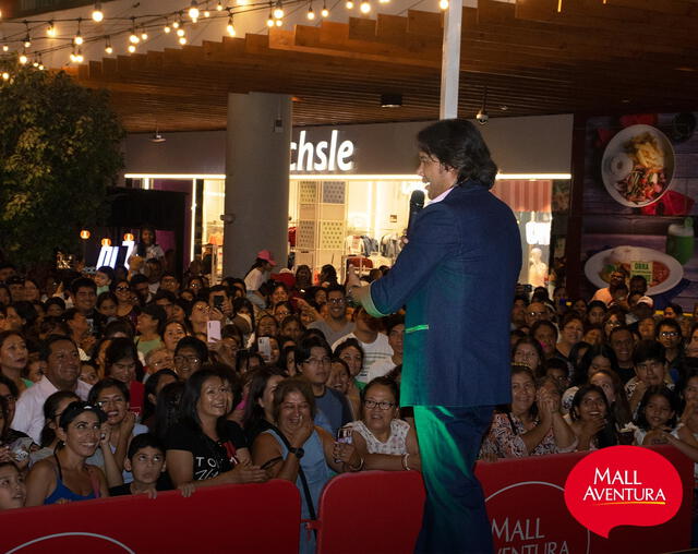 Público que acudió al Tributo a Sandro en el mall de SJL. Foto: Mall Aventura/Facebook    