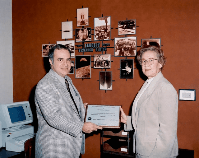 Katherine Johnson recibe el premio a la Igualdad de Oportunidades en 1985. Foto: NASA   
