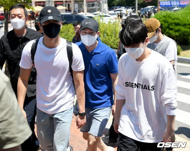 Shownu junto a los miembros de MONSTA X el día de su ingreso al servicio militar. Foto: OSEN