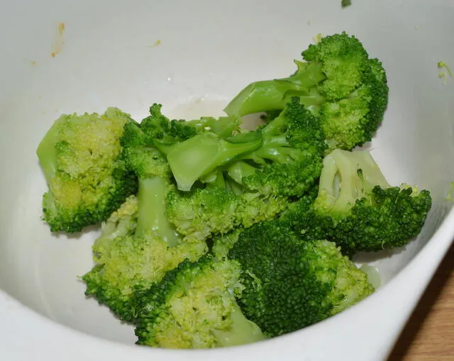  Es recomendable dejar reposar el brócoli una vez picado. Foto: Flickr   