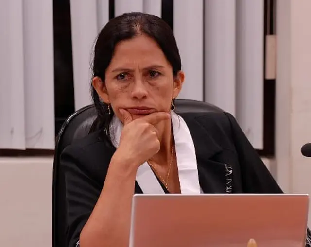 La jueza Janet Lastra apartó de la Comandancia General a Víctor Zanabria para que no interfiera en la investigación fiscal por corrupción. La jueza Janet Lastra apartó de la Comandancia General a Víctor Zanabria para que no interfiera en la investigación fiscal por corrupción.