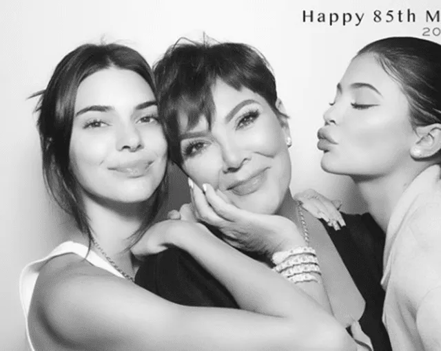 Kris Jenner con sus hijas Kendall y Kylie Jenner.