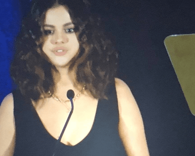 Selena Gomez en cena de se sensibilización sobre salud mental