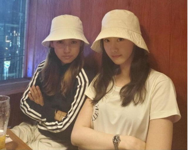 Lee Hyori y Yoona (Girls ‘Generation) en una foto previa antes del streaming. Crédito: Instagram