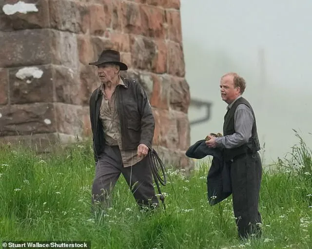 Harrison Ford en el set de rodaje de Indiana Jones 5. Foto: Dailymail/Stuart Wallace