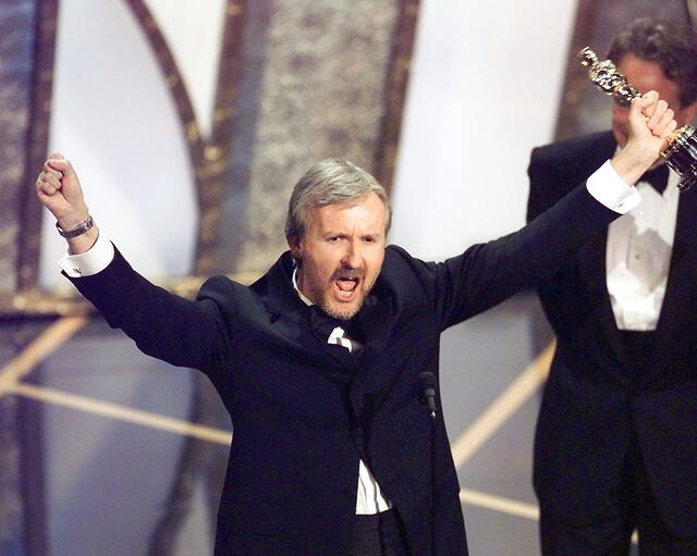 James Cameron ganando el Oscar a "Mejor director" por Titanic. FOTO: AFP.