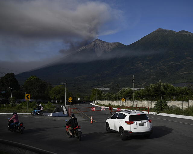 El volcán se encuentra cerca al aeropuerto más importante del país. Foto: AFP