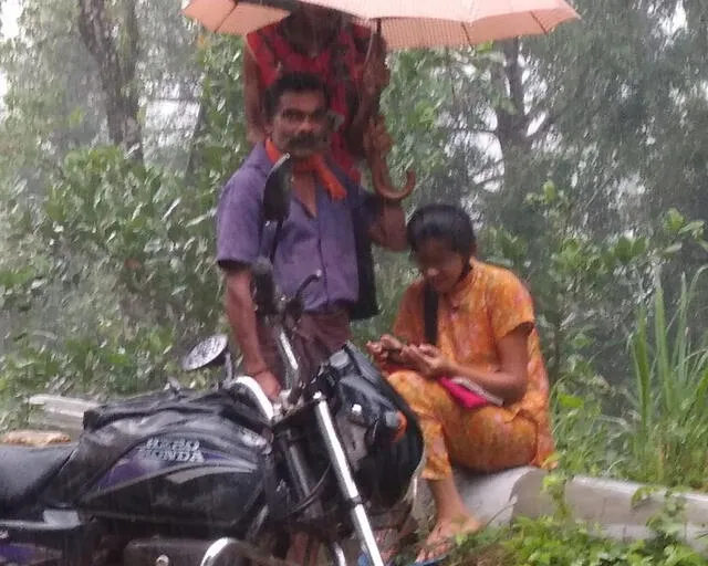 Un padre protege a su hija de la lluvia para que estudie y se vuelve viral en las redes