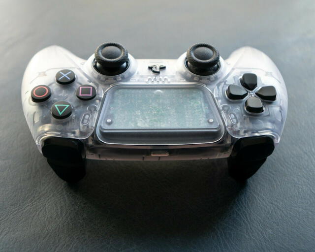 Así luce el mando DualSense transparente. Foto: ebay / basscraze10