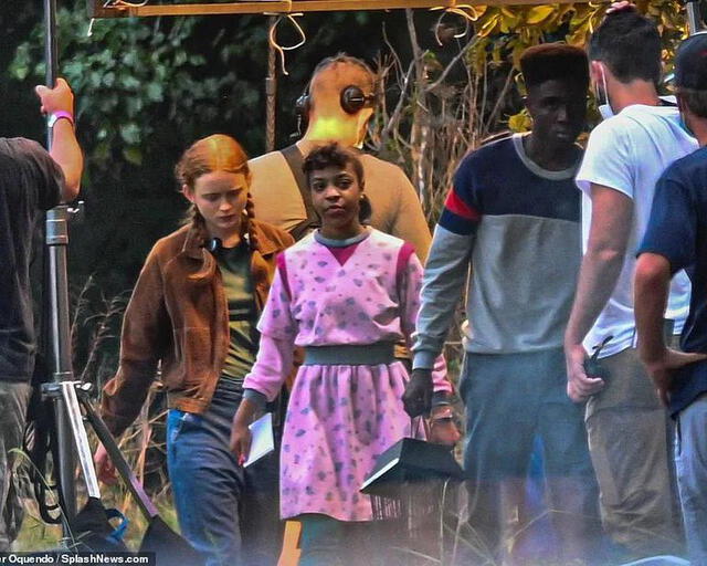 Cast de Stranger things en el set de rodaje. Foto: Twitter/@stranger4news