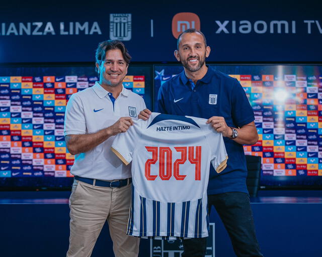 Hernán Barcos posando junto con Bruno Marioni. Foto: Alianza Lima   