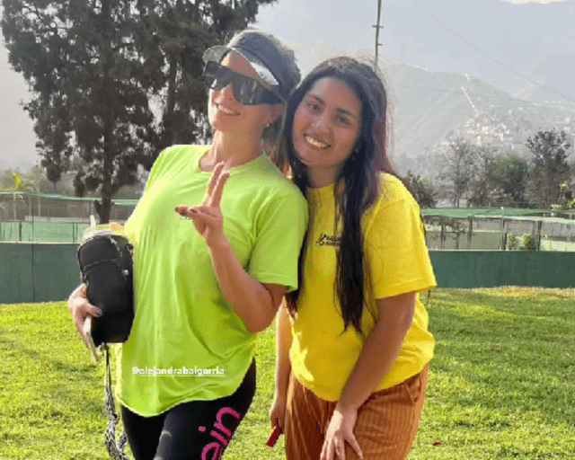 Alejandra Baigorria demuestra tener un cercano vínculo con sus trabajadoras. Foto: composición LR/Instagram   