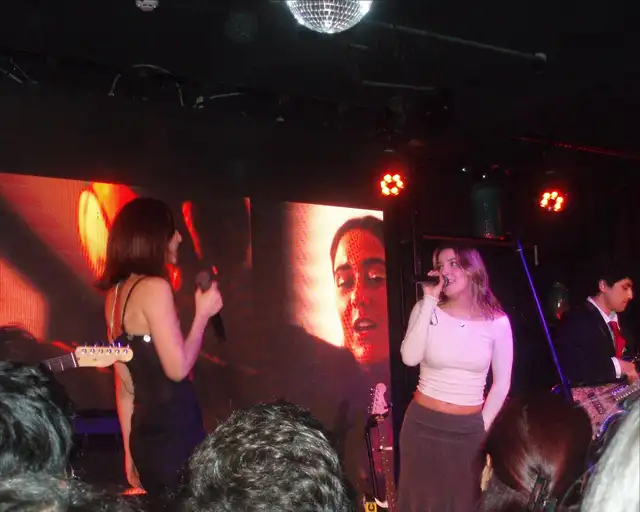 El 1 de noviembre, Maya presentó su disco en un emotivo concierto en la Sala Osma de Barranco, donde compartió escenario con artistas amigos como Abril Zignago, Lorena Blume y Moncho Berry, entre otros. Foto: difusión. El 1 de noviembre, Maya presentó su disco en un emotivo concierto en la Sala Osma de Barranco, donde compartió escenario con artistas amigos como Abril Zignago, Lorena Blume y Moncho Berry, entre otros. Foto: difusión.