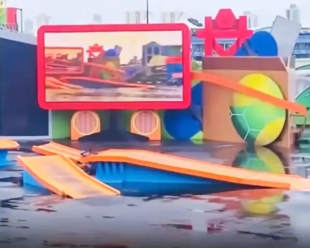 El piloto cayó debajo de la rampa tras el choque. Foto: Captura El piloto cayó debajo de la rampa tras el choque. Foto: Captura