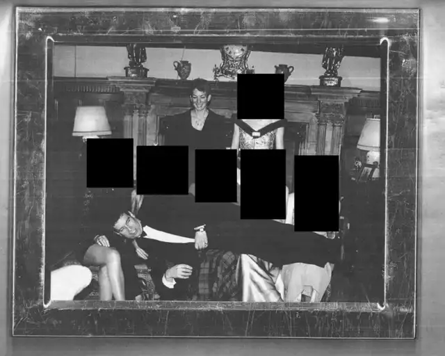 El expríncipe Andrew y Ghislaine Maxwell junto a cinco personas. Foto: Departamento de Justicia de EE. UU./Zuma Press Wire