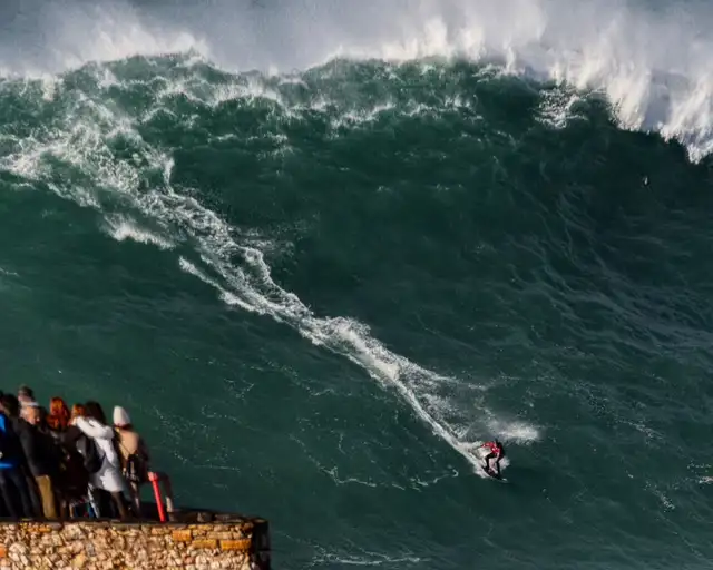 El peruano surfeó en Nazaré tras pasar por playas de Australia, Hawái, Tasmania, entro otros lugares. Foto: Big Wave Surf Channel    