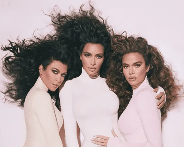 Kim Kardashian, Kourtney y Khloé promocionando su nueva línea de fragancias.